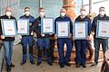 Bei Strecks Brauhaus in Ostheim freuen sich (von links) Axel Kochinki, die Lehrlinge Lauritz Bräunig, Elvis Lentz, Andreas Lippert, Ricardo Schumacher und der verantwortliche Braumeister Benjamin Betz über die Übergabe der Goldmedaillen mit Urkunden vom DLG-Testzentrum aus Frankfurt.