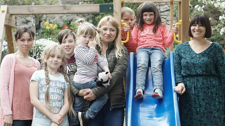 Ganna Kravchenko (rechts) und Olga Muth (links) mit Olena K. (Mitte) und fünf ihrer sechs Kinder, die in Poppenlauer wohnen. Foto: Steffen Standke - Ganna Kravchenko (rechts) und Olga Muth (links) mit Olena K. (Mitte) und fünf ihrer sechs Kinder, die in Poppenlauer wohnen. Foto: Steffen Standke Ganna Kravchenko (rechts) und Olga Muth (links) mit Olena K. (Mitte) und fünf ihrer sechs Kinder, die in Poppenlauer wohnen. Foto: Steffen Standke - Ganna Kravchenko (rechts) und Olga Muth (links) mit Olena K. (Mitte) und fünf ihrer sechs Kinder, die in Poppenlauer wohnen. Foto: Steffen Standke