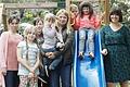 Ganna Kravchenko (rechts) und Olga Muth (links) mit Olena K. (Mitte) und fünf ihrer sechs Kinder, die in Poppenlauer wohnen. Foto: Steffen Standke       -  Ganna Kravchenko (rechts) und Olga Muth (links) mit Olena K. (Mitte) und fünf ihrer sechs Kinder, die in Poppenlauer wohnen. Foto: Steffen Standke