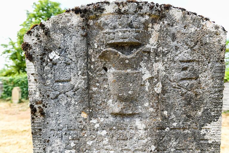 Eine Levitenkanne mit Krone ziert diesen Grabstein: Der Verstorbene war demnach sehr religiös und sozial eingestellt. Eine Levitenkanne mit Krone ziert diesen Grabstein: Der Verstorbene war demnach sehr religiös und sozial eingestellt. 