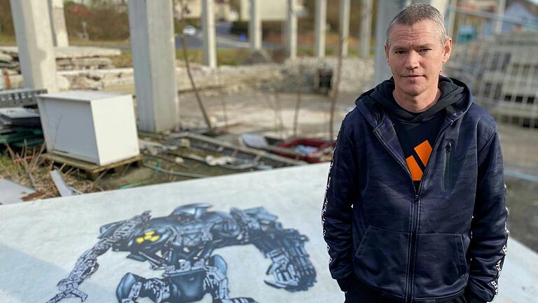 Das zwei Meter hohe Gemälde von 'RoboCop 2' hatte der international bekannte Streetart-Künstler Jamie Paul Scanlon, kurz JPS erst vor einem halben Jahr angefertigt. Nun wurde das Gebäude in Gemünden eingerissen. Das zwei Meter hohe Gemälde von 'RoboCop 2' hatte der international bekannte Streetart-Künstler Jamie Paul Scanlon, kurz JPS erst vor einem halben Jahr angefertigt. Nun wurde das Gebäude in Gemünden eingerissen.