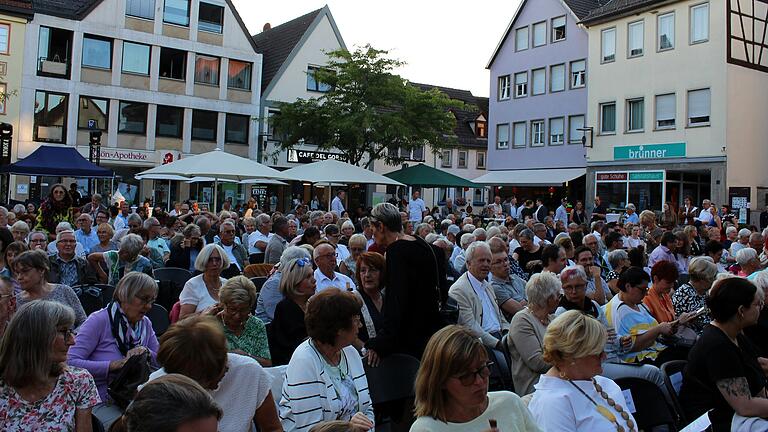 Bis auf den letzten Platz besetzt war der Marktplatz im Rahmen der 6. Mellrichstädter Musiknacht. Bis auf den letzten Platz besetzt war der Marktplatz im Rahmen der 6. Mellrichstädter Musiknacht.