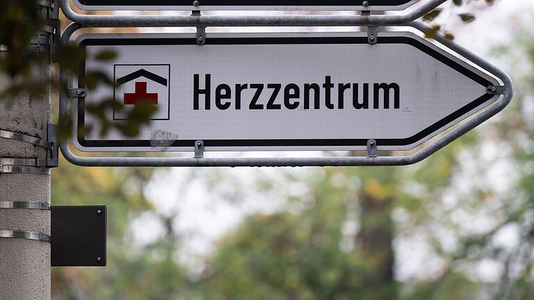 Wegweiser Herzzentrum       -  Nach einem Herzinfarkt bleiben langfristige Schäden zurück. (Archivbild)