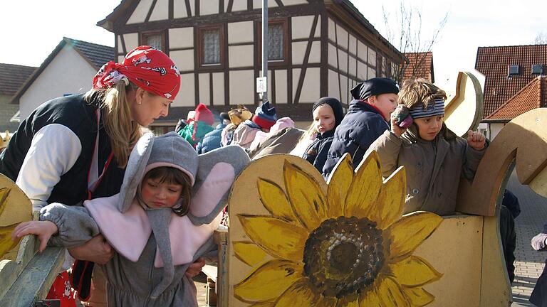 Ein besonderes Programm wird Kindern beim Faschingsumzug in Wargolshausen geboten. Ein besonderes Programm wird Kindern beim Faschingsumzug in Wargolshausen geboten. 