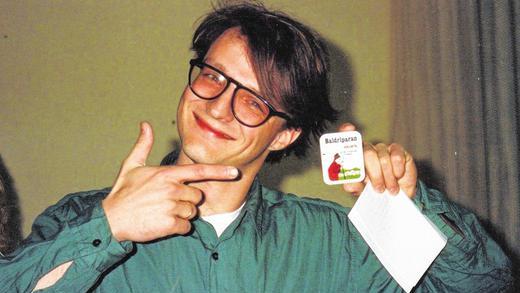 Vor der ersten Sendung von „Main Radio“: Moderator Tilman Hampl zeigt, was im Mai 1987 ein wichtiges Hilfsmittel gegen flatternde Nerven war – Baldrian. Vor der ersten Sendung von „Main Radio“: Moderator Tilman Hampl zeigt, was im Mai 1987 ein wichtiges Hilfsmittel gegen flatternde Nerven war – Baldrian.