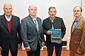 Mit großer Freude präsentierte der Vorstand des Historischen Vereins Landkreis Haßberge das neueste Buch von Dr. Volker Grumbach über das Bürgerspital in Haßfurt. Unser Bild zeigt (von links) Schatzmeister Klaus Kunkel, 1. Vorsitzenden Wolfgang Jäger, Dr. Volker Grumbach und 2. Vorsitzenden Stadtarchivar Thomas Schindler.