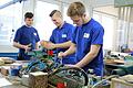 Auszubildende des Hülsenherstellers Paul und Co arbeiten in der Lehrwerkstatt. Foto: Stephanie Kröckel       -  Auszubildende des Hülsenherstellers Paul und Co arbeiten in der Lehrwerkstatt. Foto: Stephanie Kröckel