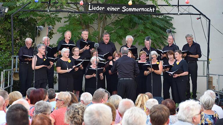 Mit einem abwechslungsreichen Programm begeisterte der Gesangverein Sulzheim bei der Serenade 'Lieder einer Sommernacht' das Publikum im voll besetzten Pfarrhof.