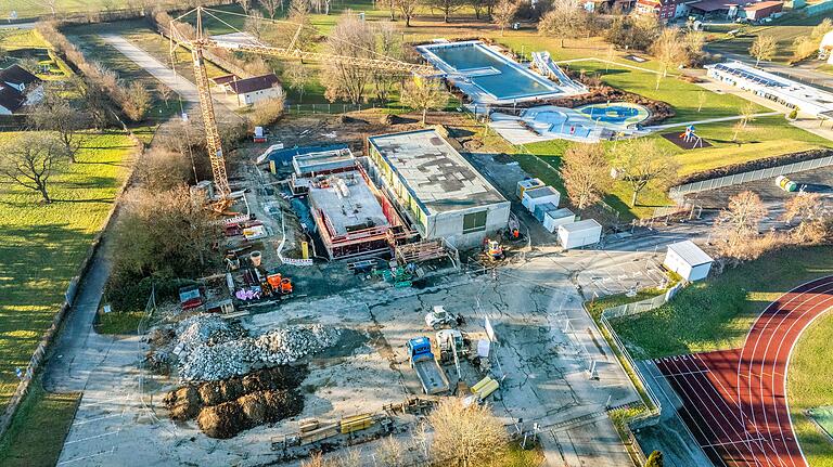 Das Hallenbad in Hofheim wird generalsaniert. Aktuell ist dort noch eine große Baustelle zu sehen. Aber ein Ende der Arbeiten ist 2025 in Sicht. Das Hallenbad in Hofheim wird generalsaniert. Aktuell ist dort noch eine große Baustelle zu sehen. Aber ein Ende der Arbeiten ist 2025 in Sicht.