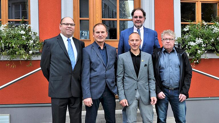 Geehrt für 40 Jahre Betriebstreue bei Knauf: (von links) Gerhard Hess, Helmut Schardt, Helmut Voit und Harald Böhm zusammen mit Carlo Knauf (hinten). Geehrt für 40 Jahre Betriebstreue bei Knauf: (von links) Gerhard Hess, Helmut Schardt, Helmut Voit und Harald Böhm zusammen mit Carlo Knauf (hinten).