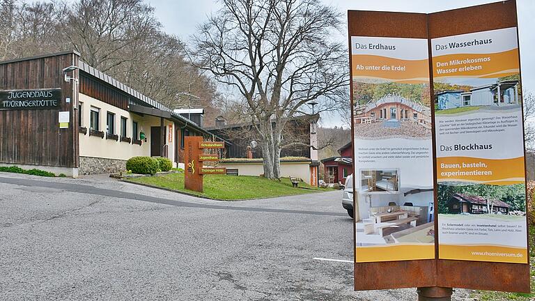 Nach wie vor ist unklar, wie es mit dem Schullandheim Thüringer Hütte in Urspringen weitergehen soll. Hier müsste das Haupthaus modernisiert werden.