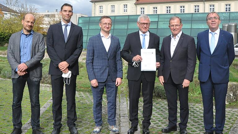 Mit einer Abschiedsfeier wurde Prof. Hans-Peter Volz (Dritter von rechts) nach 21 Jahren als Ärztlicher Direktor in den Ruhestand verabschiedet. Dank und Anerkennung zollten (von links) Oberarzt Dr. Hans-Albrecht Schmid, Volz Nachfolger Prof. Maximilian Gahr, Pflegedirektor Christian Knittel, Bezirkstagspräsident Erwin Dotzel und Krankenhausdirektor Alfred Stäblein. Mit einer Abschiedsfeier wurde Prof. Hans-Peter Volz (Dritter von rechts) nach 21 Jahren als Ärztlicher Direktor in den Ruhestand verabschiedet. Dank und Anerkennung zollten (von links) Oberarzt Dr. Hans-Albrecht Schmid, Volz Nachfolger Prof. Maximilian Gahr, Pflegedirektor Christian Knittel, Bezirkstagspräsident Erwin Dotzel und Krankenhausdirektor Alfred Stäblein.
