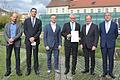 Mit einer Abschiedsfeier wurde Prof. Hans-Peter Volz (Dritter von rechts) nach 21 Jahren als Ärztlicher Direktor in den Ruhestand verabschiedet. Dank und Anerkennung zollten (von links) Oberarzt Dr. Hans-Albrecht Schmid, Volz Nachfolger Prof. Maximilian Gahr, Pflegedirektor Christian Knittel, Bezirkstagspräsident Erwin Dotzel und Krankenhausdirektor Alfred Stäblein.