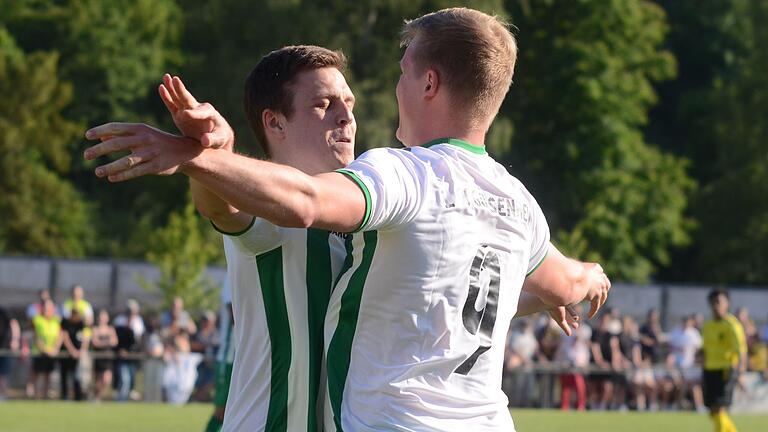 Jubel über die 1:0-Führung des FC Gössenheim: Torschütze Kilian Wehner (links) und Vorbereiter Jonas Heim feiern.