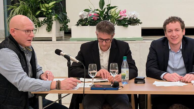 Sanierung der drei Saale-Brücken       -  Der Leiter des staatlichen Bauamtes, Andreas Hecke (Mitte) und die Abteilungsleiter Joachim Dietz (links) und Konstantin Arnold informierten den Bad Bockleter Gemeinderat in einer öffentlichen Sitzung über den aktuellen Planungsstand zur Sanierung der drei Saale-Brücken.