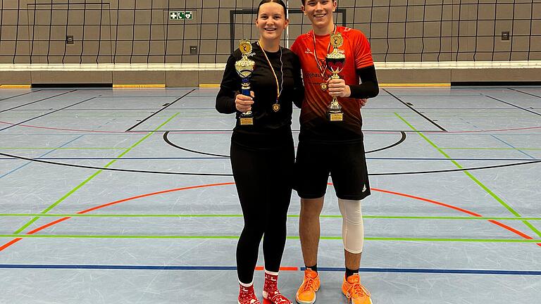 Volleyball-Turnier - Zur besten Spielerin das Turnieres wurde Mara Schäffer (links) gewählt und zum besten Spieler Georg Russen. Volleyball-Turnier - Zur besten Spielerin das Turnieres wurde Mara Schäffer (links) gewählt und zum besten Spieler Georg Russen.
