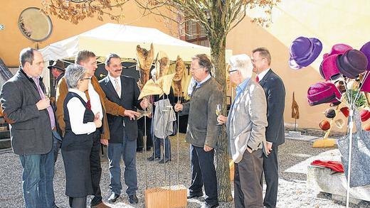 Begeistert: Eine persönliche Führung von Organisatorin Astrid Hackenbeck über die Kunsthandwerkermesse genossen zur Eröffnung (von links) Chefredakteur der Tauberzeitung, Oliver Bauer, AMT-Geschäftsführer Ernst Eisenhauer, Werbachs Bürgermeister Ottmar Dürr, Landrat Reinhard Frank, Direktor der Bronnbacher Akademie, Jörg Hasenbusch und Tourismusdezernent Jochen Müssig (von links).