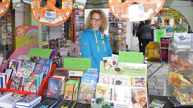 Das Bürocenter Sterzinger in Mellrichstadt ist weiterhin geöffnet, damit die Kunden ihre Postgeschäfte erledigen und Zeitungen kaufen können. Das Bild zeigt Inhaberin Tina Härter-Thau in der Vergangenheit bei einem Markstsonntag. Das Bürocenter Sterzinger in Mellrichstadt ist weiterhin geöffnet, damit die Kunden ihre Postgeschäfte erledigen und Zeitungen kaufen können. Das Bild zeigt Inhaberin Tina Härter-Thau in der Vergangenheit bei einem Markstsonntag.