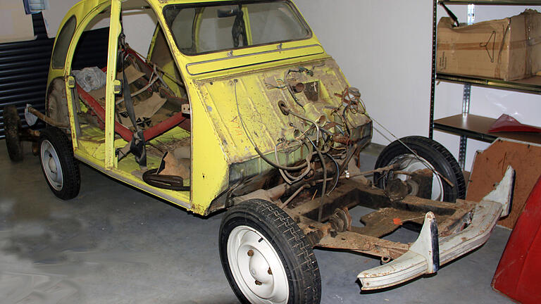 Citroen 2 CV nach der Schadensaufnahme. Citroen 2 CV nach der Schadensaufnahme.