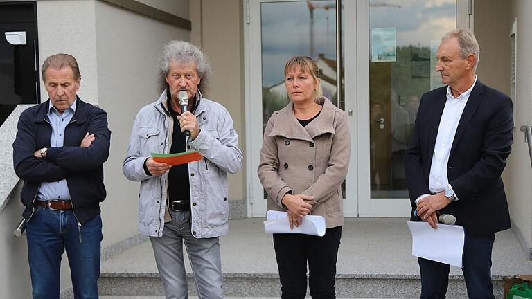 Die Organisatoren der Demonstration, (von links) Peter Friedrich, Engelbert Schmid und Nicole Theil, sprachen zu den Teilnehmenden. Sie hatten auch Bürgermeister Horst Herbert (rechts) eingeladen, der die schwierige Situation rund um den Planungsstopp erklärte. Die Organisatoren der Demonstration, (von links) Peter Friedrich, Engelbert Schmid und Nicole Theil, sprachen zu den Teilnehmenden. Sie hatten auch Bürgermeister Horst Herbert (rechts) eingeladen, der die schwierige Situation rund um den Planungsstopp erklärte.