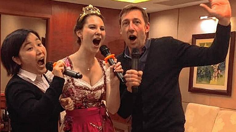 Voller Karaoke-Körpereinsatz für den Frankenwein mit (von links) Importeurin Tong Jinxia, Christina Schneider und Frank Dietrich.