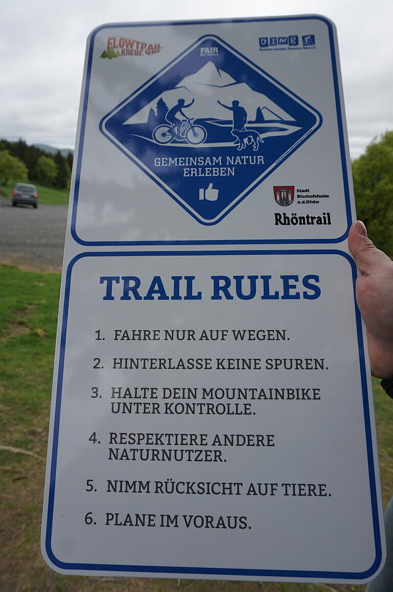 Hinweise für Mountainbiker in der Rhön, achtsam zu sein, gibt es genug.