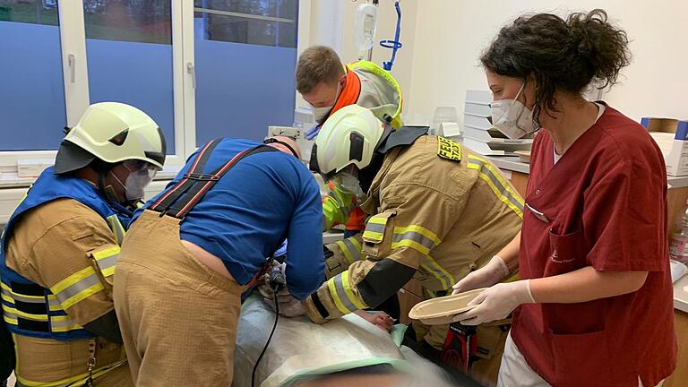 Die Feuerwehr musste in der Notaufnahme des Haßfurter Krankenhauses einen Patienten von einem festsitzenden Ring befreien. Die Feuerwehr musste in der Notaufnahme des Haßfurter Krankenhauses einen Patienten von einem festsitzenden Ring befreien.