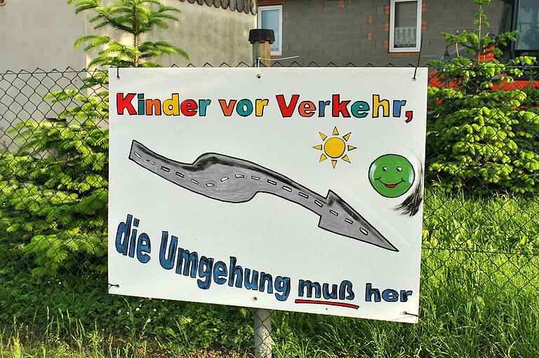 Schule und Kindergarten liegen an der Hauptstraße, darauf macht das Plakat aufmerksam. Schule und Kindergarten liegen an der Hauptstraße, darauf macht das Plakat aufmerksam.