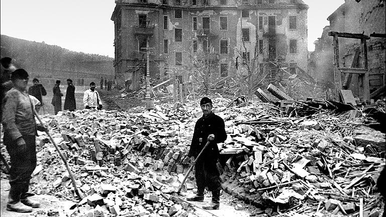 Eine Aufnahme kurz nach der Bombardierung Würzburgs am 16. März 1945. Auch heuer gibt es wieder zahlreiche Veranstaltungen, um der Zerstörung zu gedenken. Eine Aufnahme kurz nach der Bombardierung Würzburgs am 16. März 1945. Auch heuer gibt es wieder zahlreiche Veranstaltungen, um der Zerstörung zu gedenken.