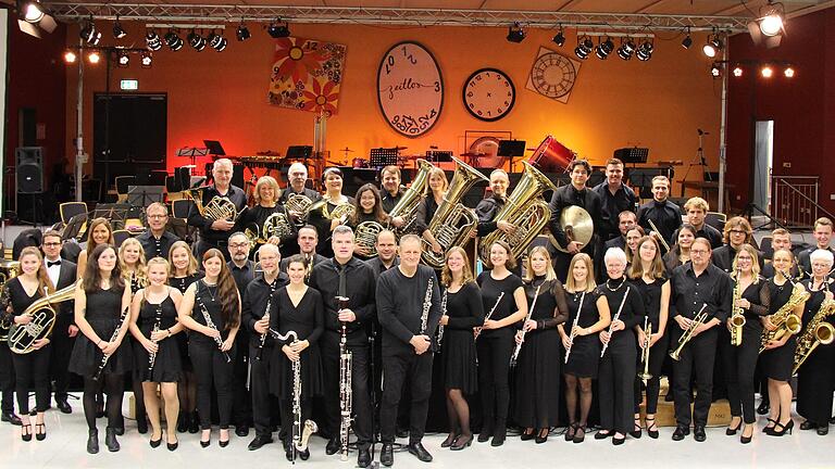 Das Symphonische Blasorchester der Musikkapelle Lengfurt am Konzertabend in der geschmückten Triefenstein-Halle.