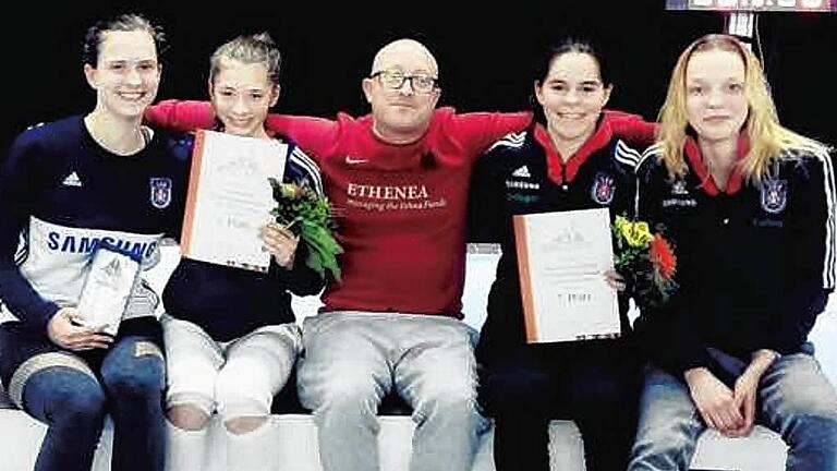 Das in Jena erfolgreiche Frauenflorett-Quartett mit Trainer Simone Cappelletto.