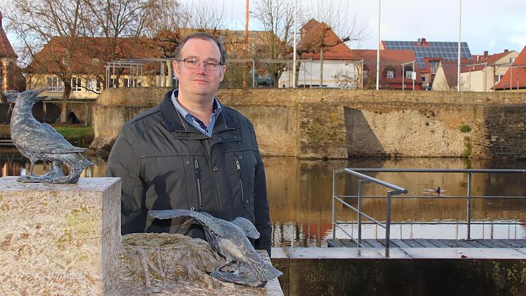 Peter Sterk beim Fototermin am See in Großlangheim. In der Nähe ist vieles, was ihm am Herzen liegt: der Kindergarten, die Baustelle des St.-Josef-Stifts, das Feuerwehrhaus, der neue Jugendkeller und das Kulturhaus.