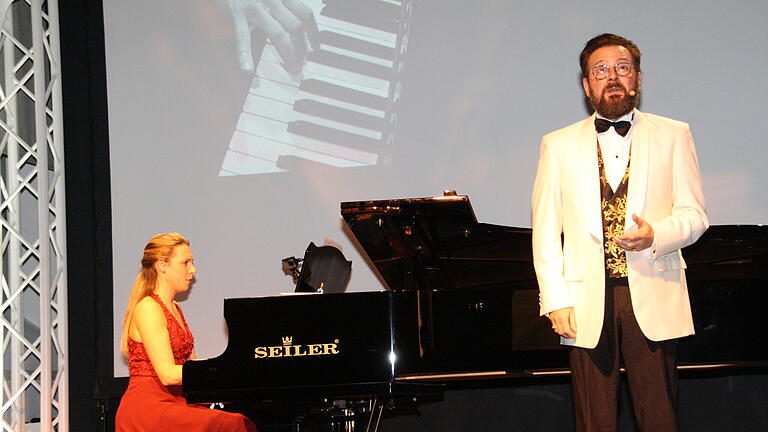 Innige Kunstlieder sang Tenor und Conférencier Kai Moritz mit Anna Scheps am Flügel beim Neujahrskonzert der Stadt Kitzingen am Samstagabend in der Alten Synagoge. Innige Kunstlieder sang Tenor und Conférencier Kai Moritz mit Anna Scheps am Flügel beim Neujahrskonzert der Stadt Kitzingen am Samstagabend in der Alten Synagoge.