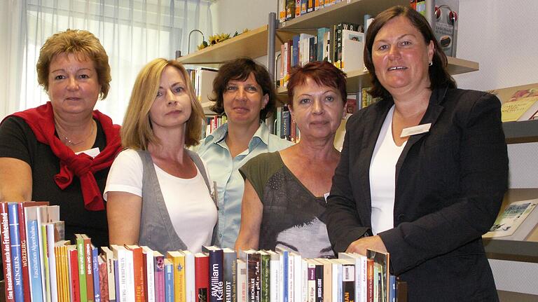 Überlegungen der Klinikleitung, wonach die Patientenbibliothek am Klinikum in Marktheidenfeld geschlossen werden soll, fand in der Stadtratssitzung nicht nur FW-Sprecher Burkhard Wagner 'unsäglich'. Das Archivfoto aus dem Jahr 2012 zeigt eine Reihe der damals tätigen Ehrenamtlichen.