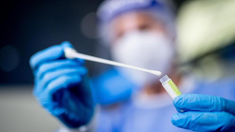 Vor allem nach der Rückkunft aus dem Urlaub sollte man sich freiwillig auf eine Corona-Infektion testen lassen, empfiehlt das Gesundheitsamt. In Schweinfurt stiegen die Infektionszahlen auch an, weil sich einige Bürger im Urlaub angesteckt hatten.