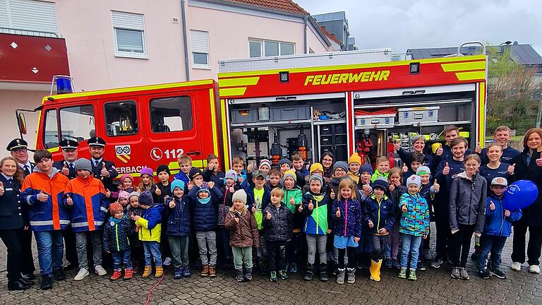 Im Hintergrund von links: Kreisbrandmeisterin Nadine Bechmann, Kreisbrandrat Holger Strunk, Kreisbrandmeister Rainer Wischer, Kommandant der Feuerwehr Euerbach Andreas Schraut, Leiterin der Kinderfeuerwehr Euerbach Susanne Winter, die Betreuer Lars Kristandt, Felix Hofmann, Theresa Knorr, Samuel Stürzenberger und die 1. Bürgermeisterin von Euerbach Simone Seufert. Im Vordergrund: Die Kinder der Kinderfeuerwehr Euerbach.