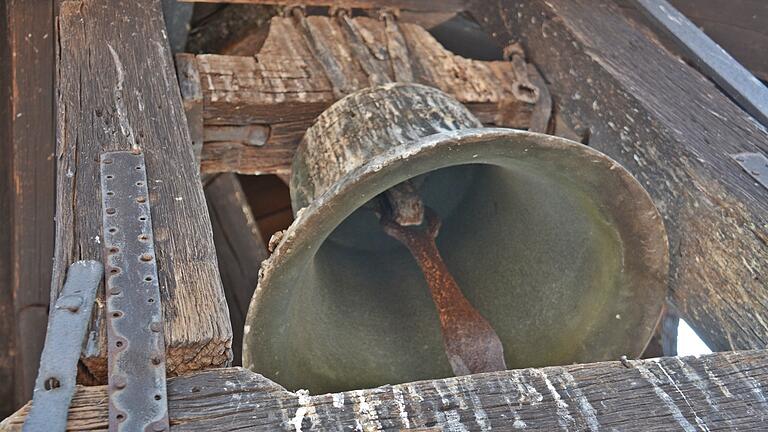 Die Feuerglocke ist die höchste und älteste Glocke am Bad Königshöfer Kirchturm. Sie hängt in der sogenannten Laterne, gemeinsam mit einem weiteren Schlagwerk. Die Feuerglocke ist die höchste und älteste Glocke am Bad Königshöfer Kirchturm. Sie hängt in der sogenannten Laterne, gemeinsam mit einem weiteren Schlagwerk.