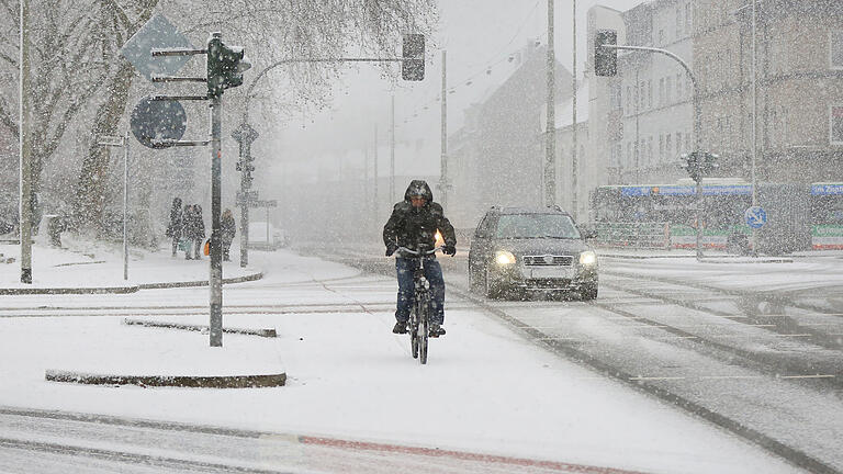 3nbo0350.jpg       -  Vorsicht auf dem Fahrrad, wenn es schneit! Einige wagen es trotzdem.