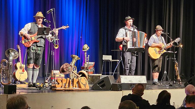 Die Rhöner Urgesteine von Spilk boten mehr als drei Stunden Rhöner Kabarett und Musik. Die Rhöner Urgesteine von Spilk boten mehr als drei Stunden Rhöner Kabarett und Musik.