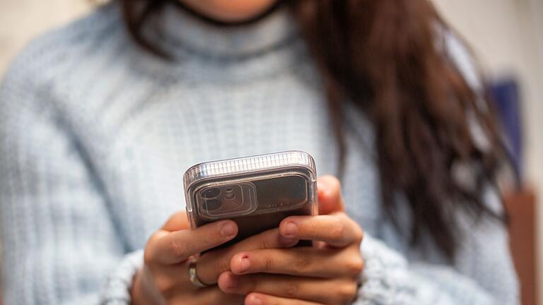 Smartphone       -  Jugendliche verbringen nach einem Rückgang in den Jahren nach der Corona-Pandemie wieder mehr Zeit im Internet.