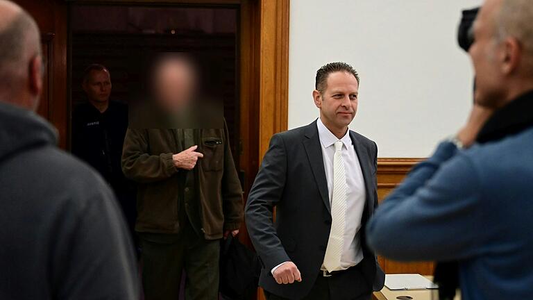 Von einem Kamerateam von Sat1 Bayern erwartet: Der angeklagte Jäger, der in Knetzgau (Lkr. Haßberge) eine Hündin erschossen hatte, und sein Anwalt auf dem Weg zur Berufungsverhandlung am Landgericht Bamberg.