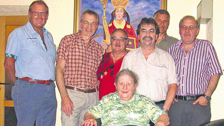 Die frühere Köchin im Salesianum, Agnes Rüth aus Wülflingen (im Bild), erhielt Besuch von einigen ehemaligen Internatsschülern, die vor 40 Jahren ihren Schulabschluss gefeiert hatten. Im Bild (von links) Eduard Dümler, Peter Kießling, Leonhard Zwickenpflug, Thomas Kugler, Karl-Heinz Vornberger und Gerald Riedl.