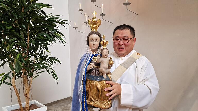 Diakon Kim Sell und das Gnadenbild des Maria Ehrenbergs. - Diakon Kim Sell und das Gnadenbild des Maria Ehrenbergs. Diakon Kim Sell und das Gnadenbild des Maria Ehrenbergs. - Diakon Kim Sell und das Gnadenbild des Maria Ehrenbergs.