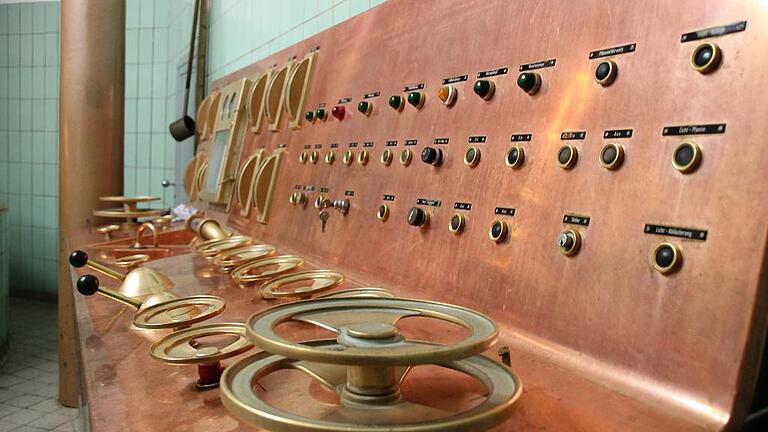 Das Schaltpult im Sudhaus der Frammersbacher Brauerei. Hier herrscht noch der Mensch, nicht der Computer. Das Schaltpult im Sudhaus der Frammersbacher Brauerei. Hier herrscht noch der Mensch, nicht der Computer.
