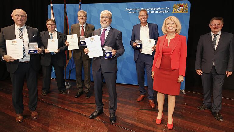 Staatssekretär Gerhard Eck (rechts) hat fünf Politikern aus dem Landkreis Kitzingen die Medaille in Silber für besondere Verdienste um die kommunale Selbstverwaltung verliehen. Das Foto zeigt die Geehrten Gerhard Schenkel (von links), Karl-Dieter Fuchs, Heinz Dorsch, Josef Mend und Siegfried Müller zusammen mit Landrätin Tamara Bischof. Staatssekretär Gerhard Eck (rechts) hat fünf Politikern aus dem Landkreis Kitzingen die Medaille in Silber für besondere Verdienste um die kommunale Selbstverwaltung verliehen. Das Foto zeigt die Geehrten Gerhard Schenkel (von links), Karl-Dieter Fuchs, Heinz Dorsch, Josef Mend und Siegfried Müller zusammen mit Landrätin Tamara Bischof.