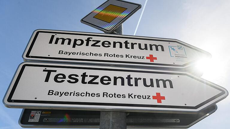 Schilder weisen in Kitzingen den Weg in Richtung Impf- und Testzentrum des BRK. Schilder weisen in Kitzingen den Weg in Richtung Impf- und Testzentrum des BRK.