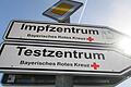 Schilder weisen in Kitzingen den Weg in Richtung Impf- und Testzentrum des BRK.