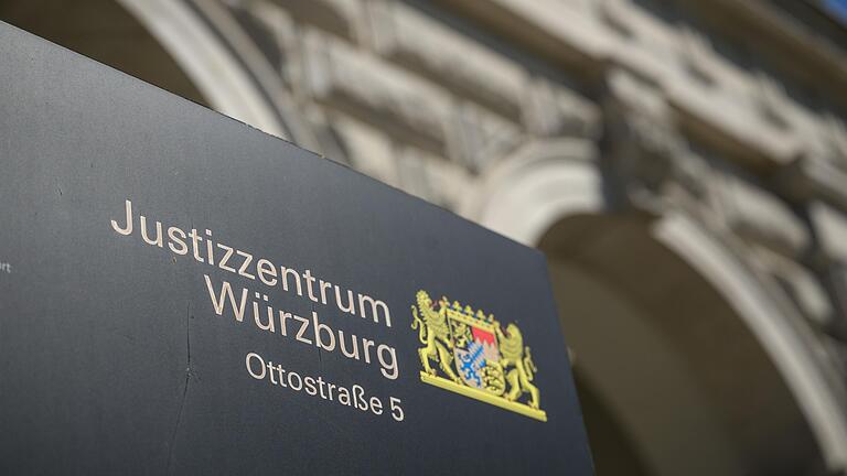 Über den fast tödlich endenden Streit unter Leiharbeitern in Lohr musste jetzt das Landgericht Würzburg entscheiden. Ein 35-Jähriger hatte sich bedroht gefühlt und mit dem Schraubenzieher zugestochen. Über den fast tödlich endenden Streit unter Leiharbeitern in Lohr musste jetzt das Landgericht Würzburg entscheiden. Ein 35-Jähriger hatte sich bedroht gefühlt und mit dem Schraubenzieher zugestochen.