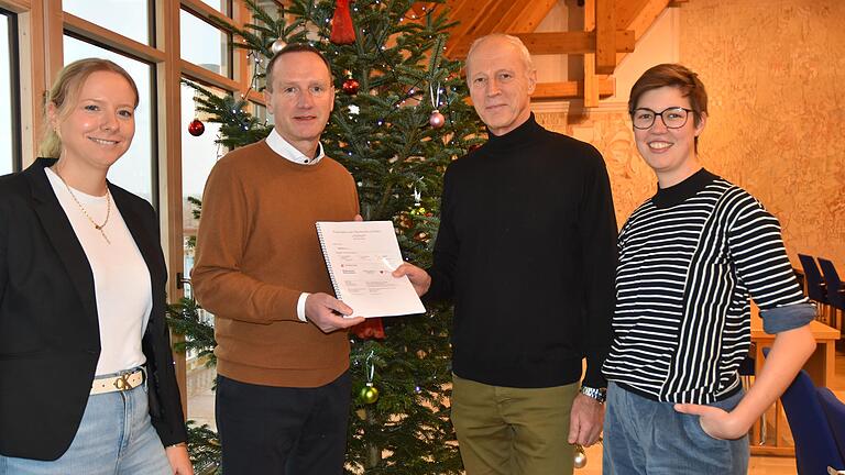 Die Projektgruppe von „Prävention von Depressionen im Alter“ stellt die Untersuchungsergebnisse vor (von links): Vera Ksinski, Gesundheitsregionplus Landkreis Haßberge, stellvertretender Landrat Michael Ziegler, Johannes Kiep (AOK) und Projektkoordinatorin Katrin Jung. Die Projektgruppe von „Prävention von Depressionen im Alter“ stellt die Untersuchungsergebnisse vor (von links): Vera Ksinski, Gesundheitsregionplus Landkreis Haßberge, stellvertretender Landrat Michael Ziegler, Johannes Kiep (AOK) und Projektkoordinatorin Katrin Jung.