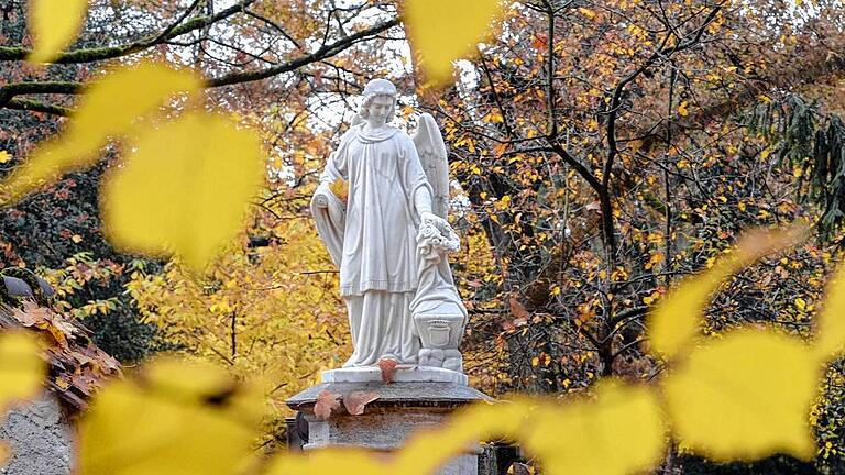 Engelsfigur auf einem Friedhof - Eine Engelsfigur auf dem Alten Friedhof in Freiburg: Der Bundestag will die Reform der Sterbehilfe beschließen. Engelsfigur auf einem Friedhof - Eine Engelsfigur auf dem Alten Friedhof in Freiburg: Der Bundestag will die Reform der Sterbehilfe beschließen.